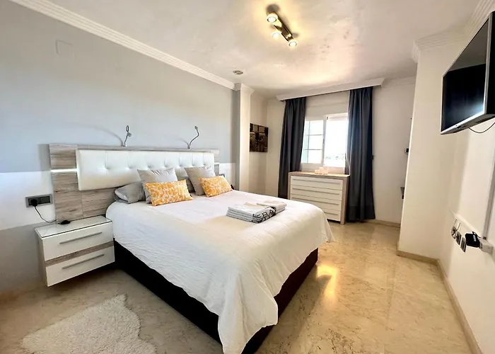 Moderno Con Preciosas Vistas Al Mar En Urbanizacion Con Piscina - Rio Real 11 2g Marbellac